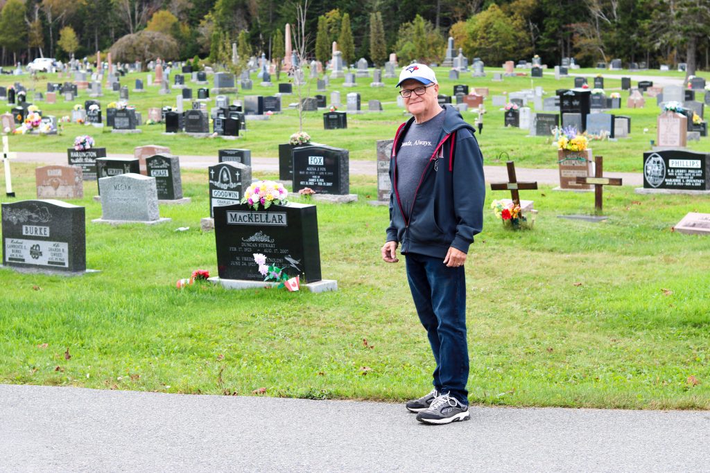 Photo du patient Stewart Gilbert marchant dans un cimetière.