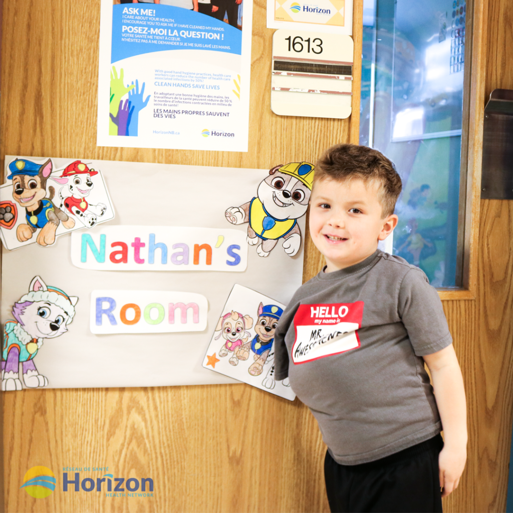 Photo - Des membres du personnel ont aidé Nathan à décorer la porte de sa chambre d'hôpital d'images de la Pat'Patrouille.